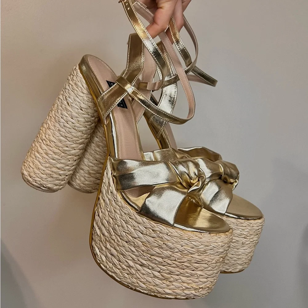 Unique gold leather heels - Picture 2 of 2